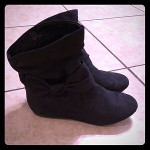 Black flat boots